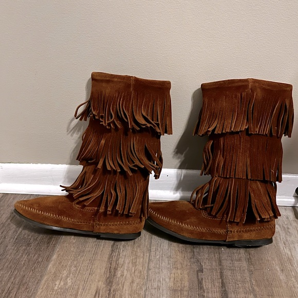 Minnetonka 3 Layer Fringe Boot NWOT - Picture 2 of 5